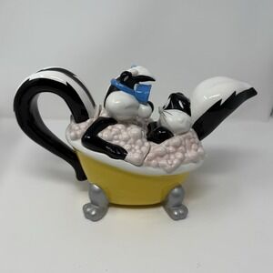 Pepe Le Pew/Penelope 1998 Warner Brothers Bathtub Teapot RARE VINTAGE
